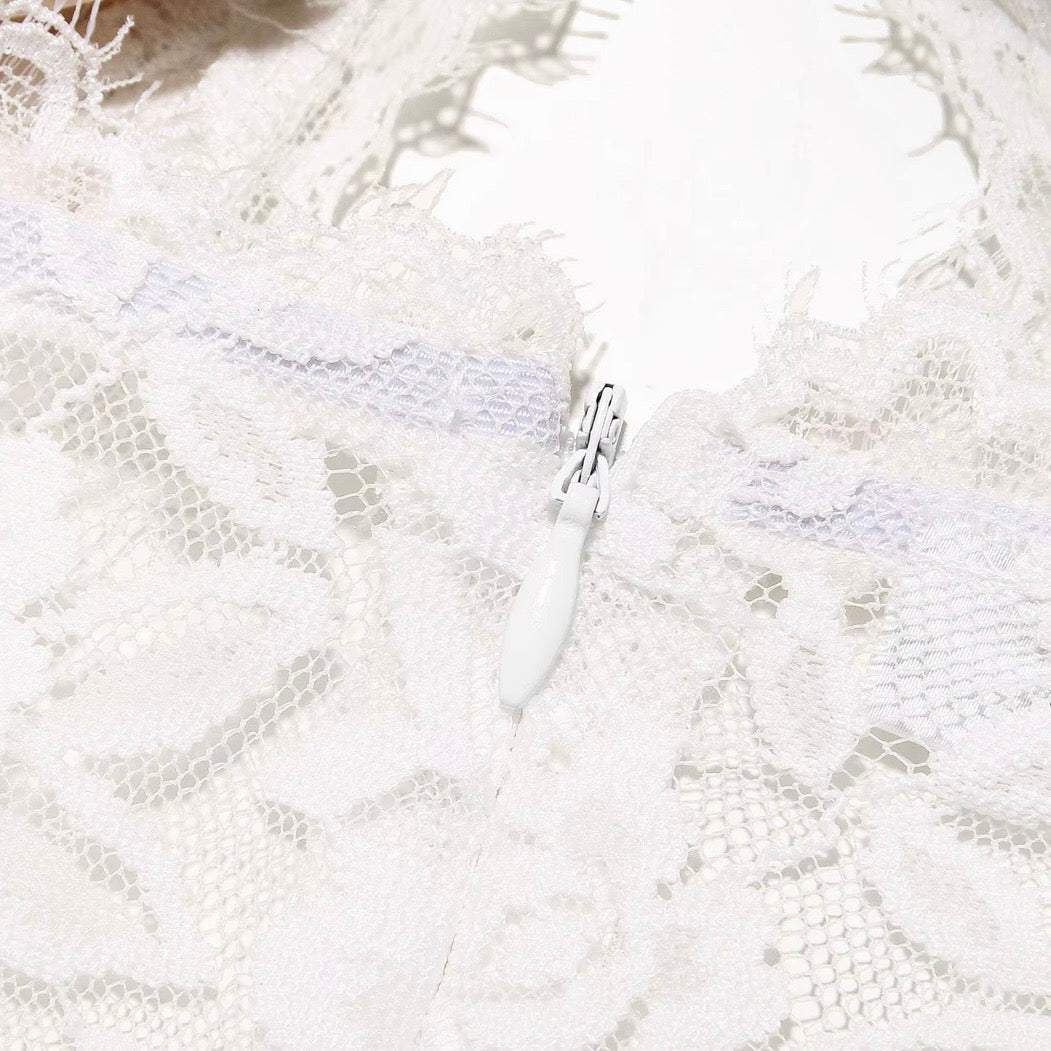 girlzhood Siren Lace Maxikleid in Elfenbein mit detailliertem Reißverschluss und transparenter floraler Spitze
