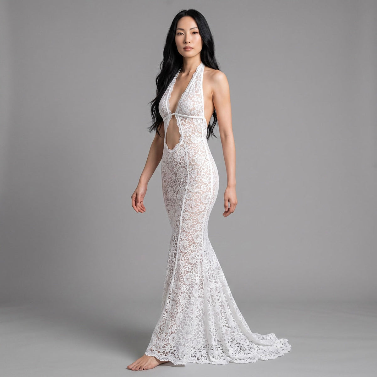 Model trägt das elfenbeinfarbene girlzhood Siren Lace Maxikleid mit floraler Spitze, Neckholder und Cut-Outs.
