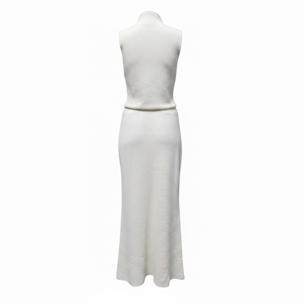 girlzhood Soft Power Rib Set in Creme, ein ärmelloses High-Neck-Top und ein langer Midirock aus feinem Rippenstrick.