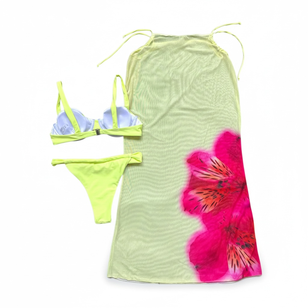 girlzhood Solbloom Set mit gelbem Bikini und semi-transparentem Maxirock mit großem pinkem Hibiskus-Blumenmuster