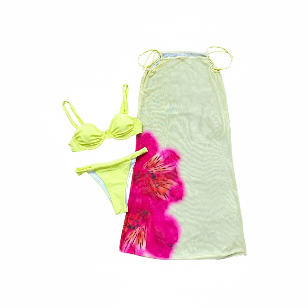 girlzhood Solbloom Bikini-Set in Gelb mit bügellosem Oberteil und semi-transparentem Maxirock mit Hibiskus-Print