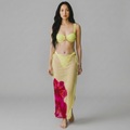 girlzhood Solbloom Set mit gelbem Bikini-Top und semi-transparentem Maxirock mit Hibiskus-Blumenmuster