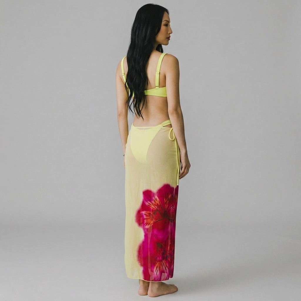 girlzhood Solbloom Set mit gelbem Bikini und semi-transparentem Maxirock mit Hibiskus-Blumenprint von hinten