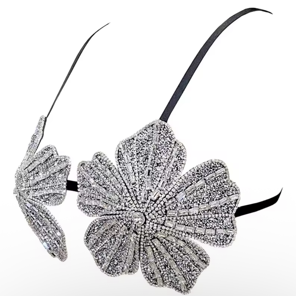 girlzhood Spark Statement Top in Silber mit funkelnden Strass-Applikationen in Blumenform und schmalen Trägern