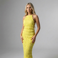 girlzhood Thermara Maxikleid in leuchtendem Gelb mit Halterneck und plissiertem Design für einen eleganten Sommerlook