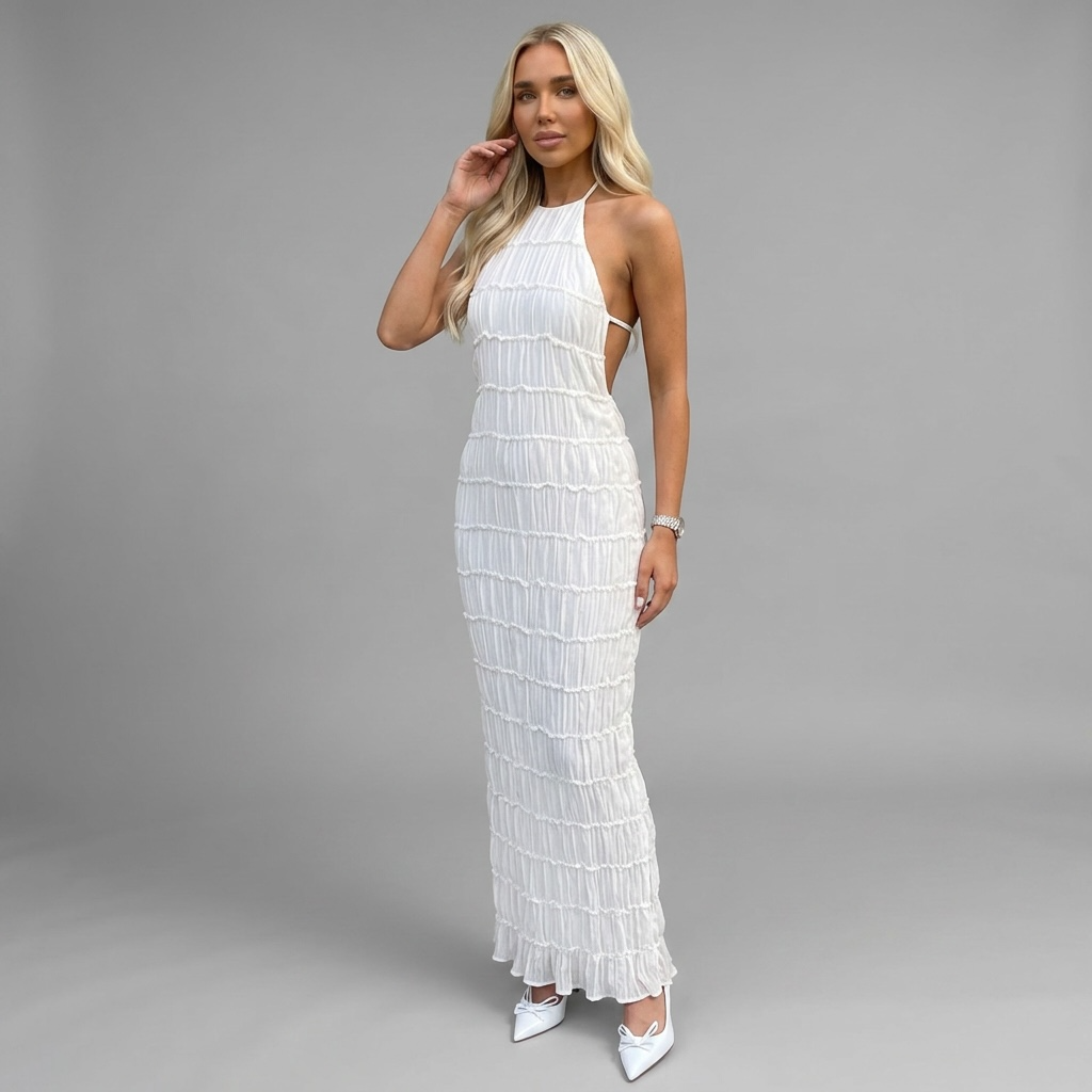 girlzhood Thermara Maxikleid in Weiß mit Halterneck, plissiertem Stoff und offenem Rücken an einem Model