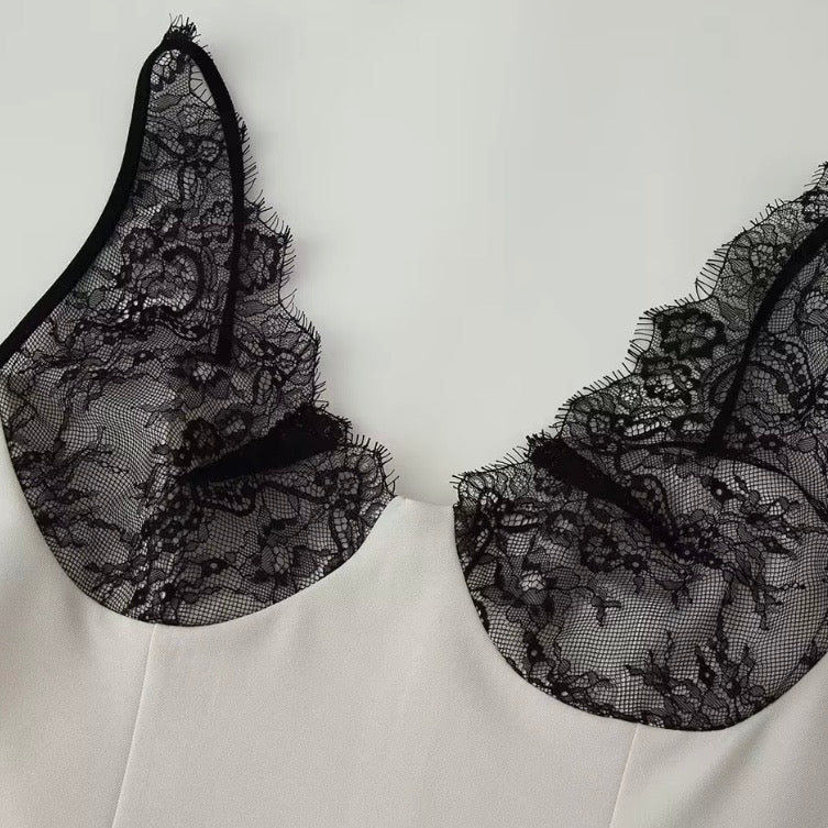 girlzhood Valencia Noir Minikleid in Cremeweiß mit elegantem schwarzem Spitzenbesatz am V-Ausschnitt