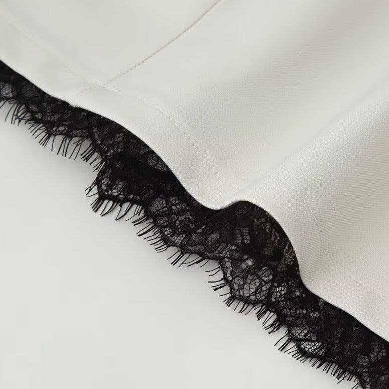 girlzhood Valencia Noir Minikleid in Cremeweiß mit elegantem schwarzem Spitzenbesatz am Saum