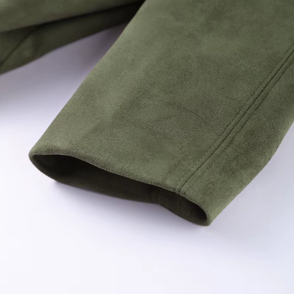 girlzhood Valira Jacke in Army Green aus samtweichem Material mit detaillierten Nähten am Ärmelabschluss