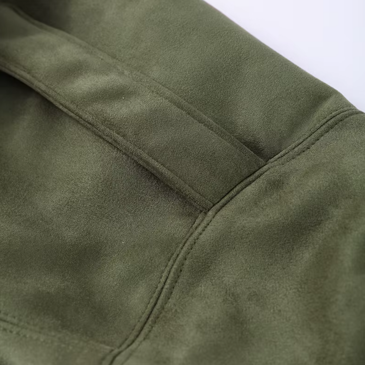 Detailansicht der girlzhood Valira Jacke in Army Green aus samtweichem Material mit strukturierten Nähten