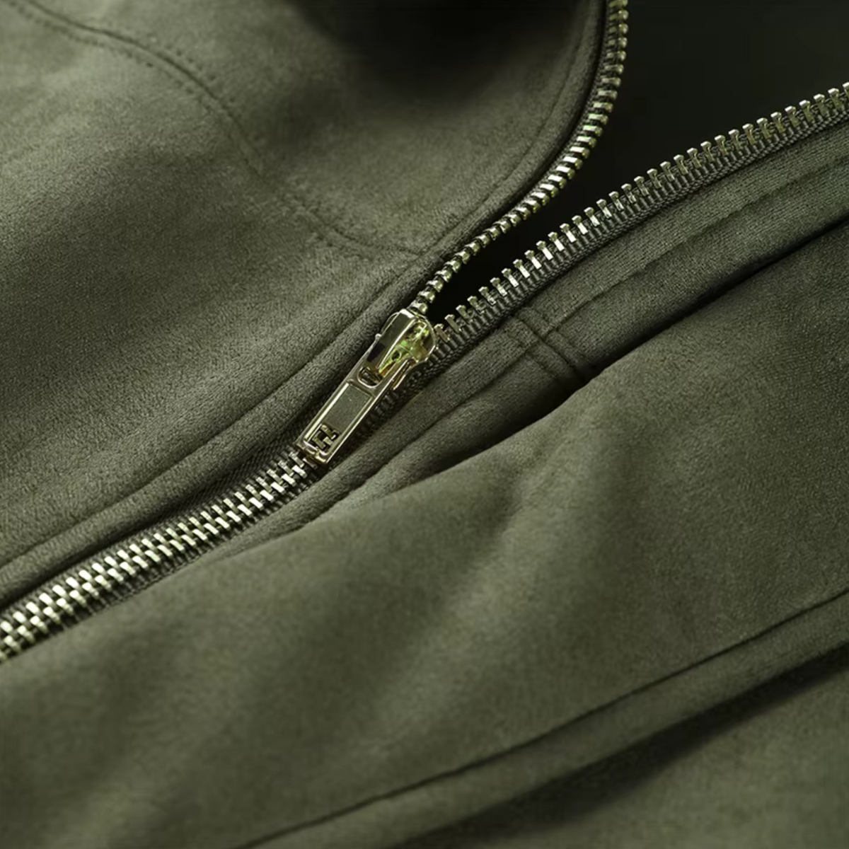 girlzhood Valira Jacke in Army Green aus weichem Material mit robustem Reißverschluss im Detail