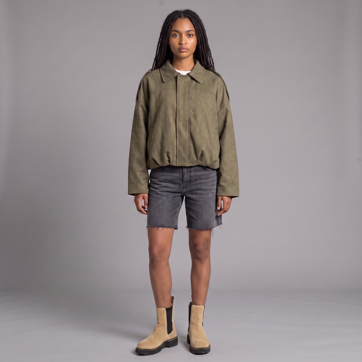 Model trägt die girlzhood Valira Jacke in Army Green mit Oversized-Passform, Umlegekragen und robustem Zipper.
