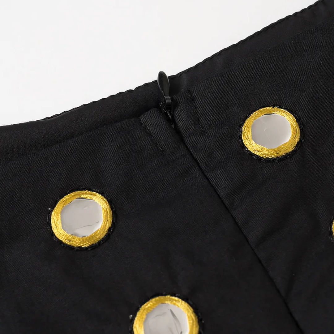 girlzhood Vespera Luxe Set in Schwarz mit goldenen Ösen-Details und seitlichem Reißverschluss