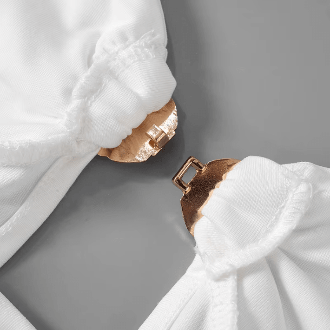 girlzhood Kleid Virelia in Weiß mit goldenem Verschluss-Detail am trägerlosen Ausschnitt
