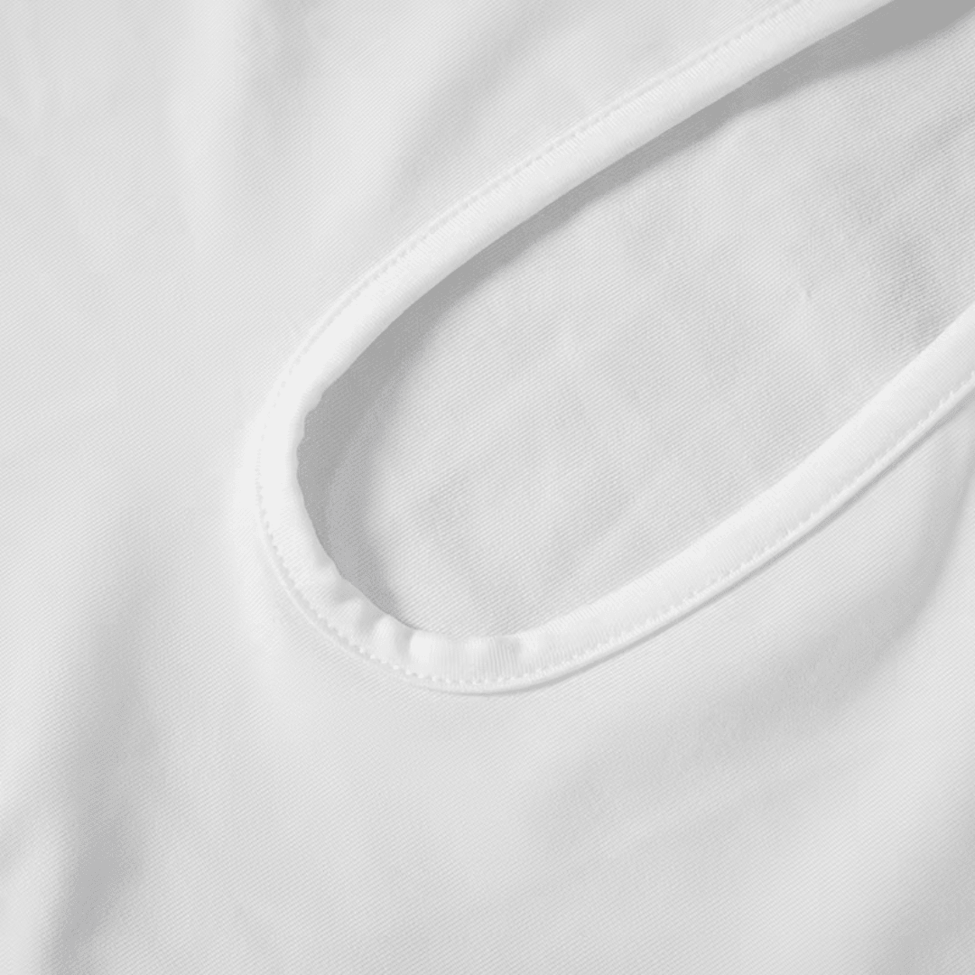 Detailaufnahme des weißen girlzhood Sommerkleids Virelia mit elegantem Cutout-Ausschnitt und elastischem Stoff