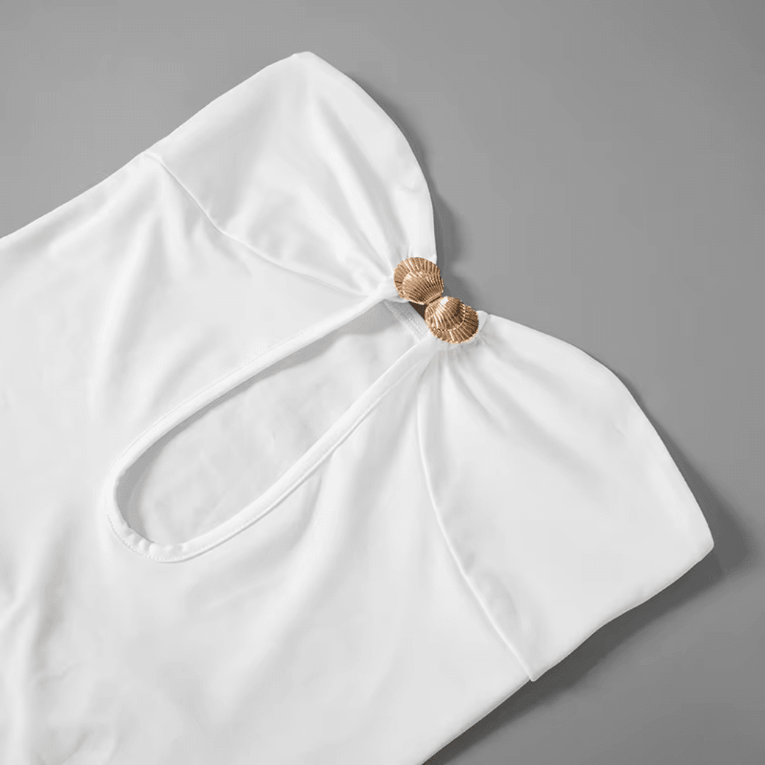 girlzhood Kleid Virelia in Weiß mit trägerlosem Design, Cutout und goldenem Muschel-Detail am Dekolleté
