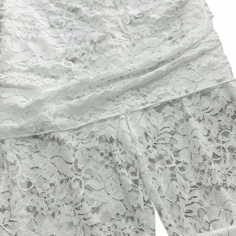 girlzhood Saint Muse Beach Set mit transparenter, weißer Spitzenhose in floralem Design für einen luxuriösen Look.