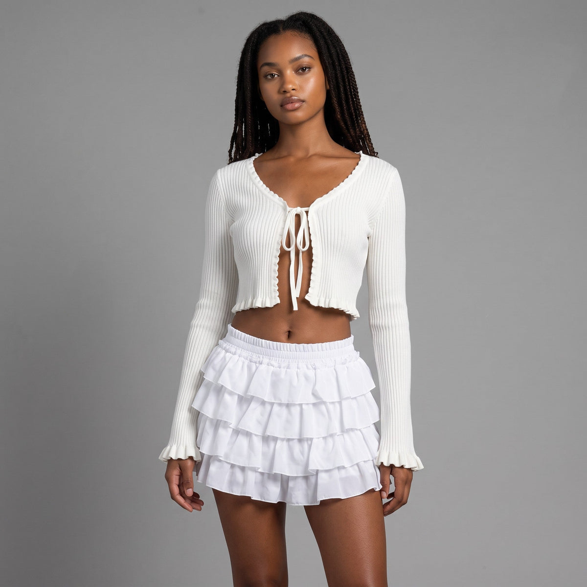 girlzhood White Amour Set bestehend aus weißem geripptem Langarm-Crop-Top mit Schnürung und kurzem Volant-Rock