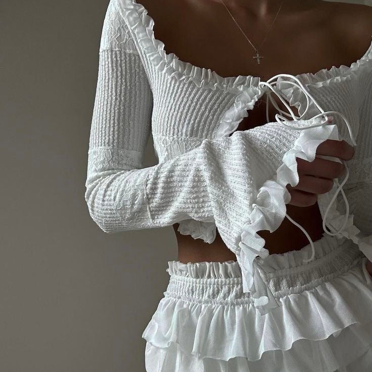 girlzhood White Amour Set bestehend aus weißem, geripptem Langarm-Crop-Top mit Schnürung und passendem Volant-Rock