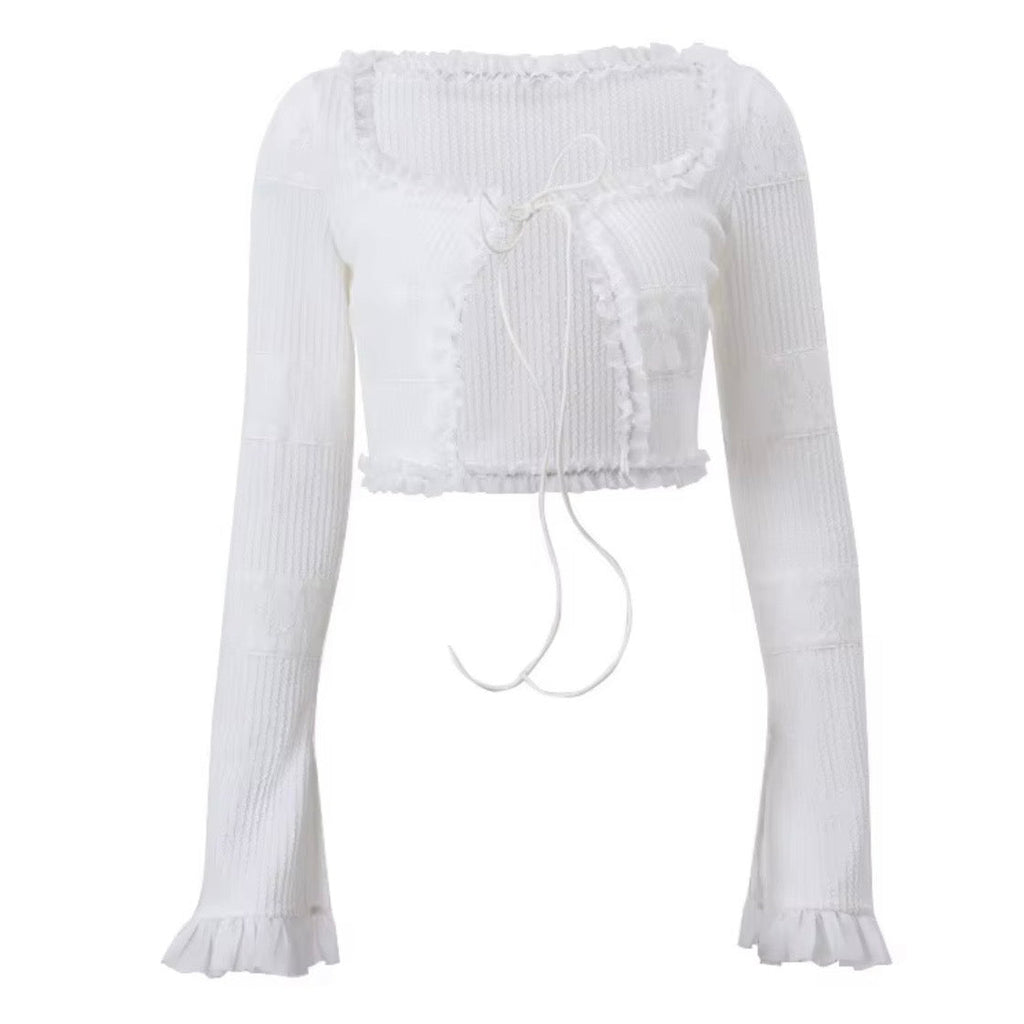 Weißes girlzhood Crop-Top mit langen Ärmeln, gerippter Struktur, dekorativer Schnürung und verspielten Volant-Säumen.
