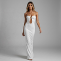 Model trägt das weiße, trägerlose girlzhood Kleid Virelia mit Cutout-Detail und fließendem, figurbetontem Stoff.