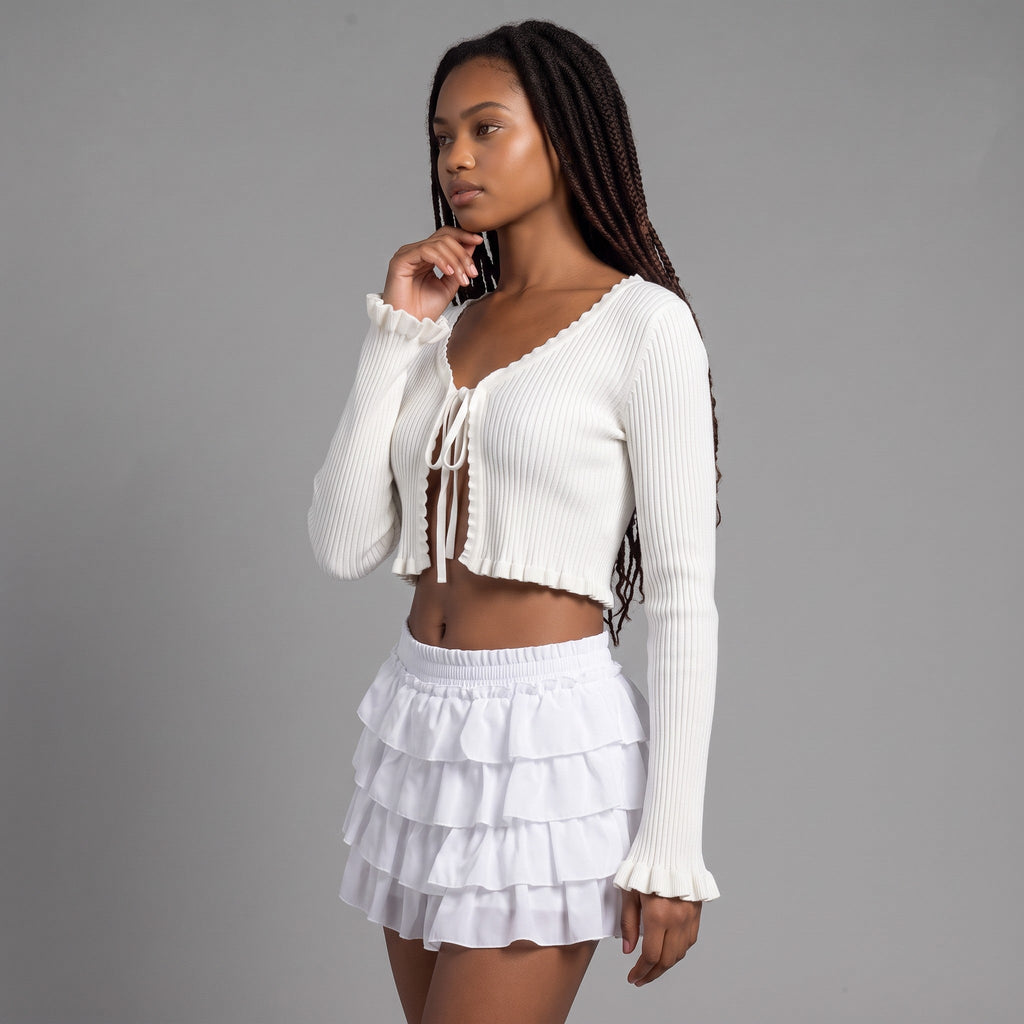 girlzhood White Amour Set mit weißem geripptem Crop-Top mit Schnürung und kurzem mehrlagigem Volant-Rock an Model