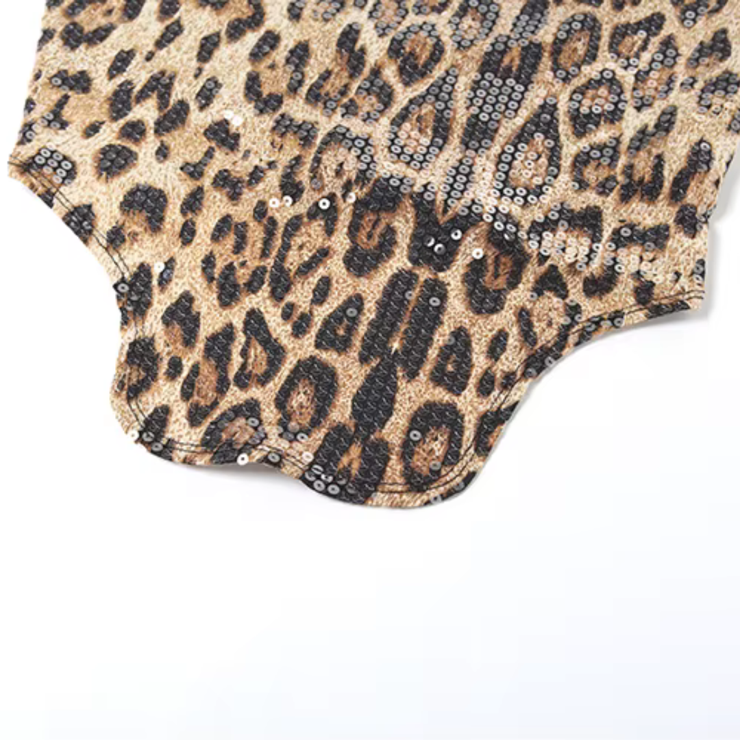 girlzhood Wild Heat Set mit Leo-Print und glitzernden Pailletten auf dem Stoff