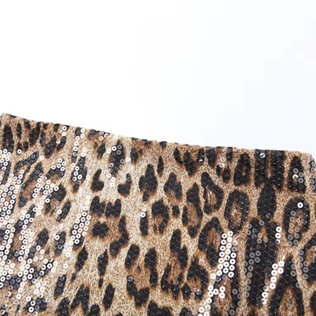 girlzhood Wild Heat Set mit Leo-Print und glitzernden Pailletten auf dem Stoff