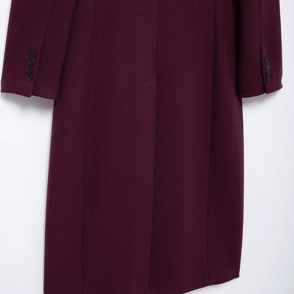 girlzhood Wisterelle Overcoat in tiefem Rot mit langen Ärmeln und Knopfdetails am Ärmelsaum