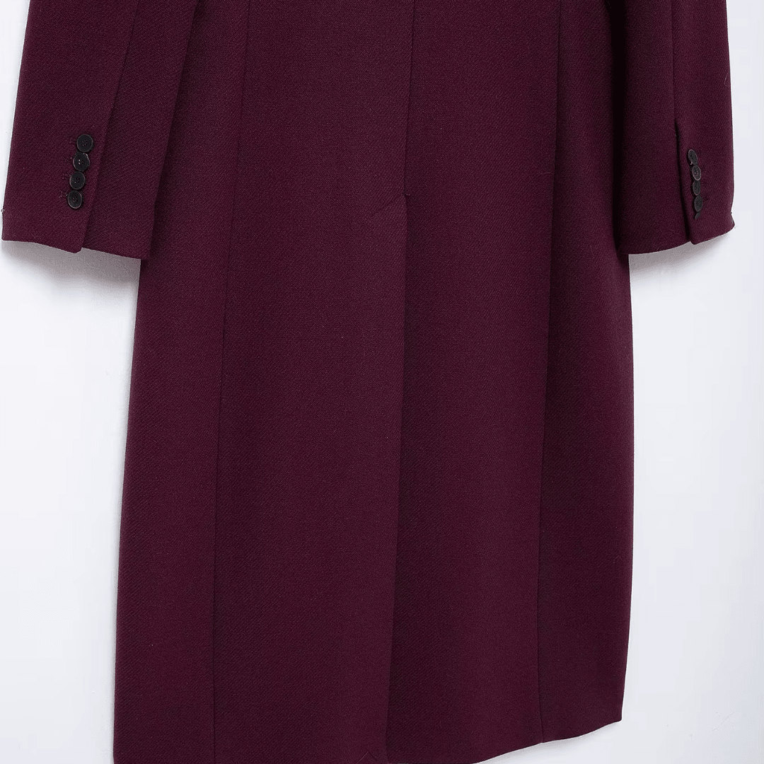 girlzhood Wisterelle Overcoat in tiefem Rot mit langen Ärmeln und Knopfdetails am Ärmelsaum