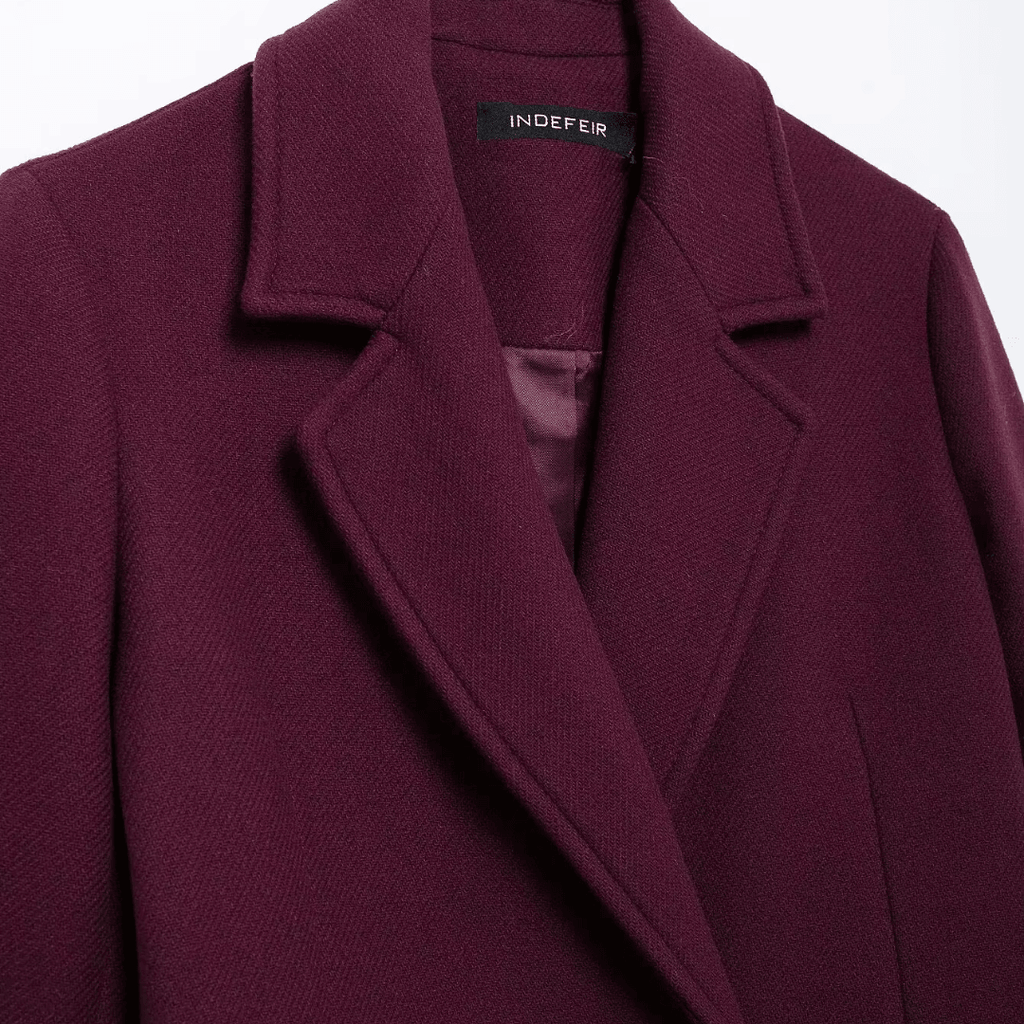 girlzhood Wisterelle Overcoat in tiefem Rot mit klassischem Reverskragen und eleganter Textur