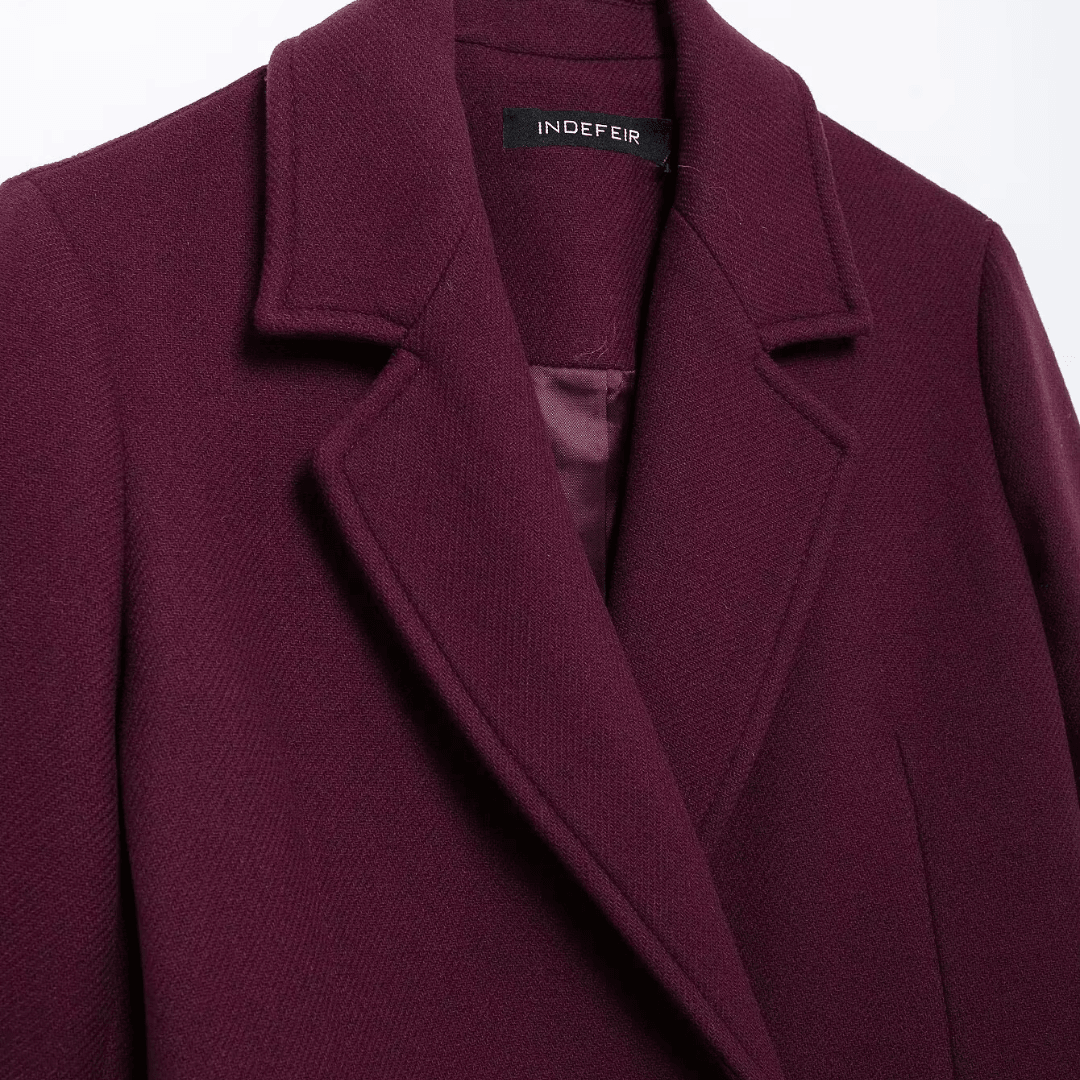 girlzhood Wisterelle Overcoat in tiefem Rot mit klassischem Reverskragen und eleganter Textur