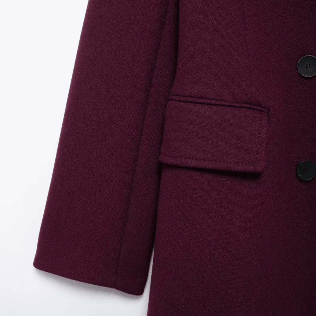 girlzhood Wisterelle Overcoat in tiefem Rot mit doppelreihiger Knopfleiste und Pattentasche