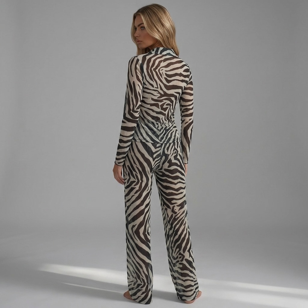 girlzhood Savage Muse Zebra Set mit langärmligem Oberteil und Wide-Leg-Hose in transparentem Zebramuster
